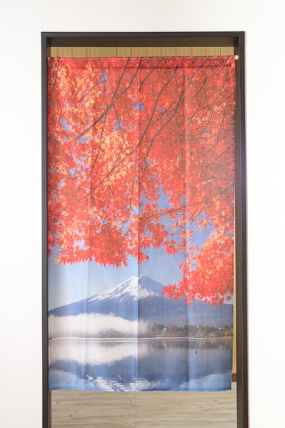 画像2: ★のれん 32046「富士山と紅葉」 巾85×高さ150cm【在庫品】 ノレン 暖簾 富士山 紅葉 湖 柄プリント メール便可(1枚まで) (2)